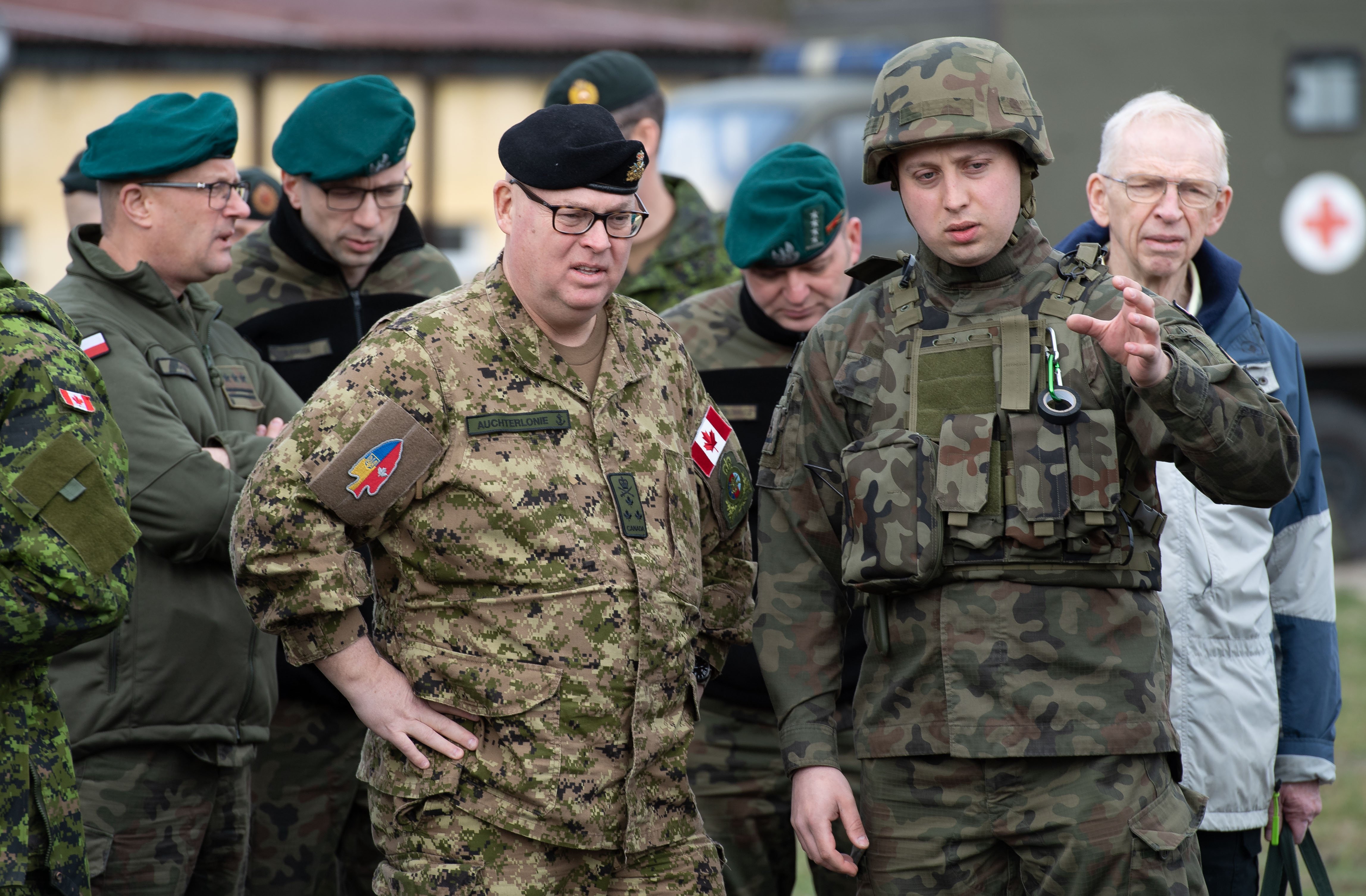 VAdm Auchterlonie visits the Engineering Training Element during Op UNIFIER in southern Poland on March 25, 2023  Credit: Master Sailor Valerie LeClair